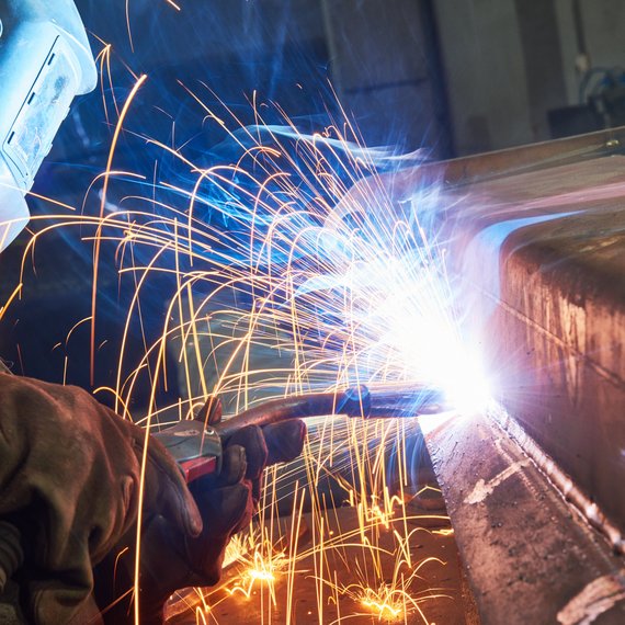 Person beim Schweißen Person beim Schweißen