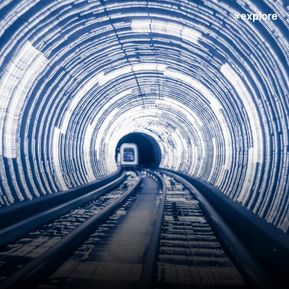 Ein U-Bahn-Zug fährt durch einen beleuchteten Tunnel mit kreisförmigen Lichtringen, die eine dynamische Streifenoptik erzeugen. Die Eisenbahnschienen führen in die Tiefe des Tunnels, während die rhythmischen Lichtbögen eine hypnotische, futuristische Atmosphäre schaffen.