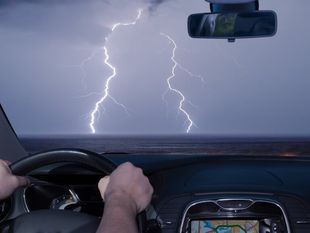 Bei Gewitter Auto Fahren | TÜV NORD Mobilität