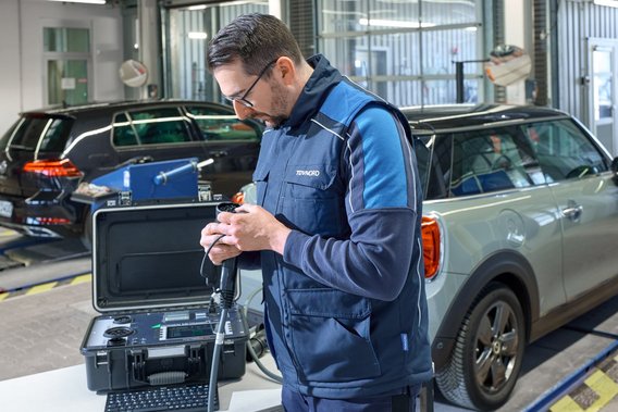 UVV-Ladekabelprüfung an einer TÜV NORD Station Prüfingenieur bei der UVV-Prüfung an einer TÜV NORD Station