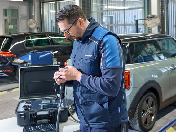 UVV-Ladekabelprüfung an einer TÜV NORD Station Prüfingenieur bei der UVV-Prüfung an einer TÜV NORD Station