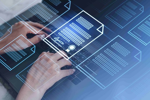 Hände tippen auf Laptop, umgeben von schwebenden Dokumentensymbolen.