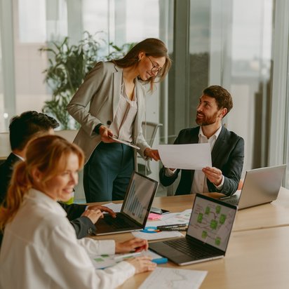 Gruppe von Menschen füllt Formulare aus. Gruppe von Menschen füllt Formulare aus.