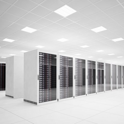 Ein modernes Rechenzentrum mit mehreren Reihen von Server-Racks in einem hellen Raum.
