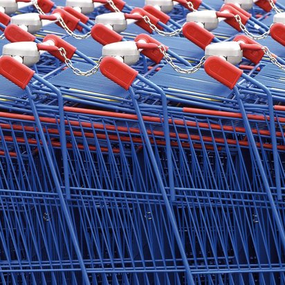 Einkaufswagen eines Supermarktes Symbolbild Lebensmittelzertifizierung - Ausschnitt von ineinandergeschobenen Einkaufswagen