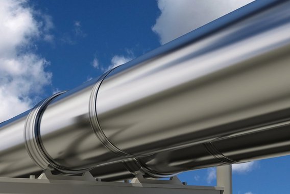 TUEV NORD Wasserstoff Pipelines Silbrig glänzende Pipeline vor blauem Himmel mit wenigen Wolken