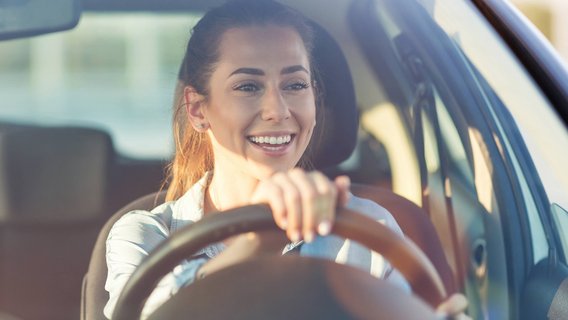 Junge Frau fährt Auto