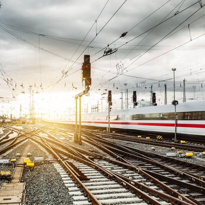 Schnellzug auf Gleisnetz bei Sonnenuntergang Schnellzug auf einem komplexen Gleisnetz bei Sonnenuntergang