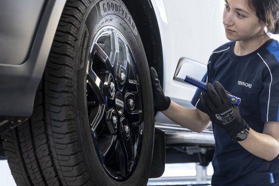 Reifenprüfung durch Prüfingenieurin an der TÜV NORD Station Prüfingenieurin bei der Reifenprüfung eines Fahrzeugs an der TÜV NORD Station
