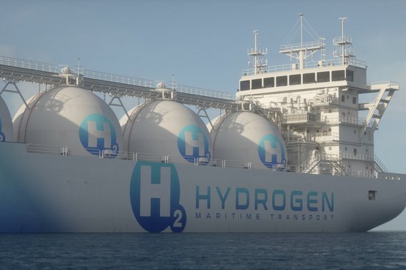 Großes Frachtschiff transportiert Wasserstoff Großes Frachtschiff transportiert Wasserstoff