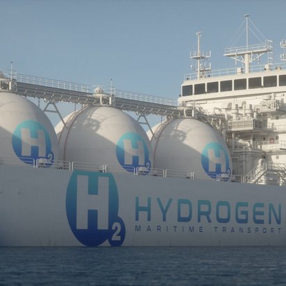 Large cargo ship transports hydrogen that can be certified with the TÜV-NORD-H₂-Label Large cargo ship transports hydrogen that can be certified with the TÜV-NORD-H₂-Label