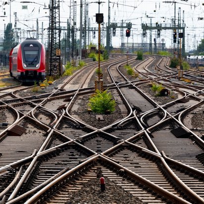 Zugverkehr auf komplexem Gleisnetz Zug auf einem komplexen Gleisnetz in einem Bahnhofsbereich