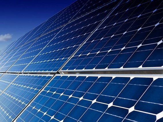 Photovoltaikanlage Das Bild zeigt eine Photovoltaikanlage, die von der Sonne angestrahlt wird.