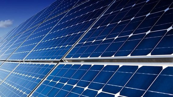 Photovoltaikanlage Eine Photovoltaikanlagen, die von der Sonne angestrahlt wird