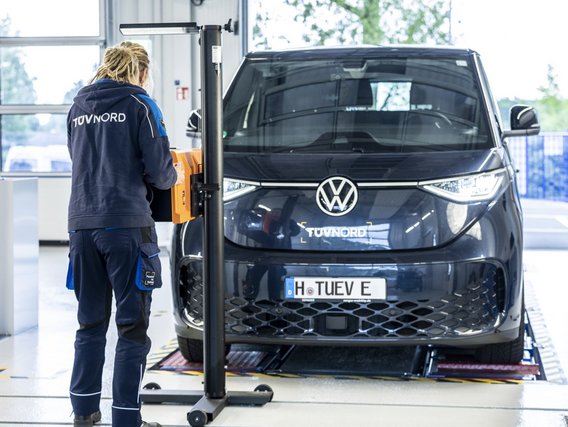 Scheinwerferprüfung eines VW an der TÜV NORD Station Prüfingenieurin bei der Scheinwerferprüfung an einem Fahrzeug an der TÜV NORD Station
