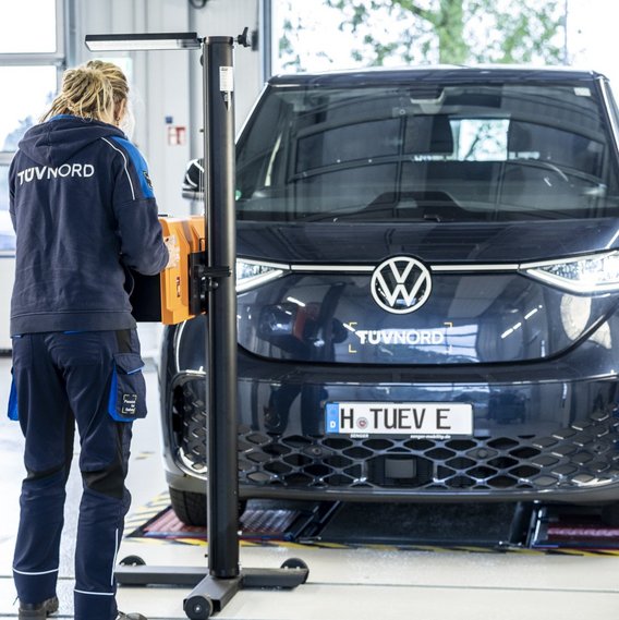 Scheinwerferprüfung eines VW an der TÜV NORD Station Prüfingenieurin bei der Scheinwerferprüfung an einem Fahrzeug an der TÜV NORD Station