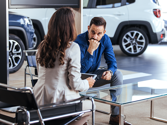 Kundenbefragungen als wichtiges Element für Kundenzufriedenheit Kundendialog zwischen Verkäuferin und Mitarbeitenden - Symbolbild für Kundenbefragung zur Steigerung der Kundenzufriendenheit