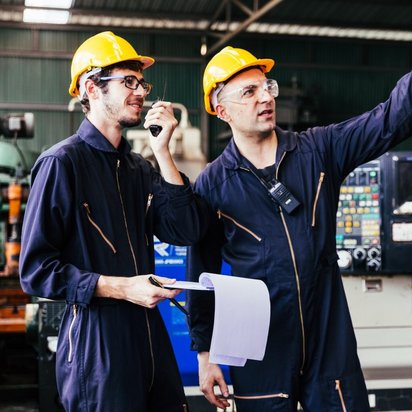 Beobachtungen in der Produktion Zwei Mitarbeiter beobachten und koordinieren die Produktion.