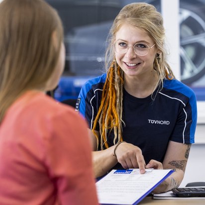 Beratungsgespräch an der TÜV NORD Station Beratungsgespräch an der TÜV NORD Station