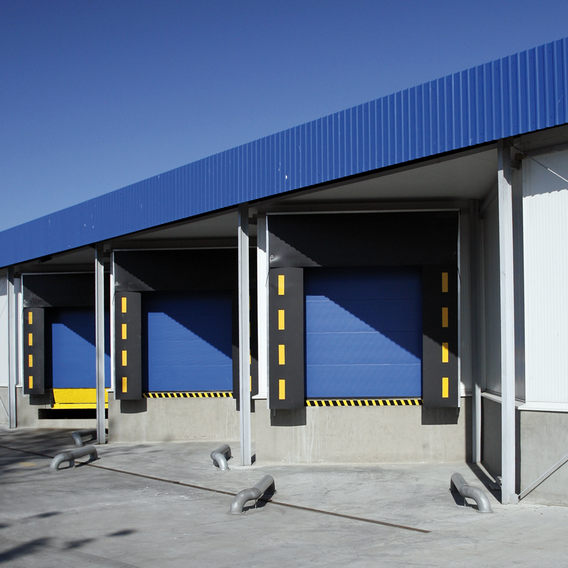 Lieferantenaudit durch TÜV NORD Verladerampe eines Logistikstandorts – symbolisch für TÜV NORD‑Lieferantenaudits zur Bewertung von Qualitäts‑ und Prozessfähigkeit.