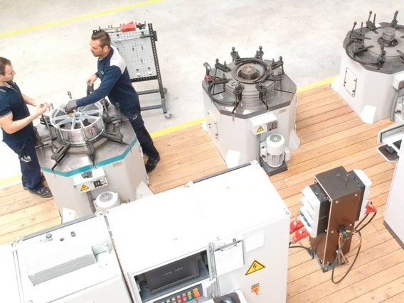 Maschineninspektion im IFM Prüfingenieure bei der Maschineninspektion im IFM