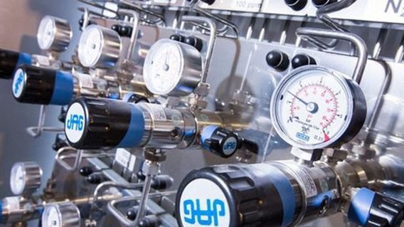 Messgeräte-zur-Überwachung-von-Energieflüssen Nahaufnahme von Messgeräten und Ventilen in einer industriellen Anlage. Das Bild zeigt präzise Druckmesser und Steuerventile, die zur Überwachung von Energieflüssen und Systemparametern verwendet werden.