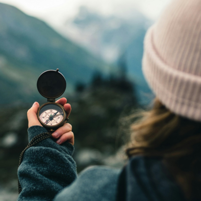 Woman Checking Compass on Trail Frau überprüft den Kompass beim Wandern