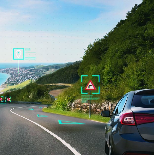 Digitale Verkehrszeichenerkennung auf Küstenstraße Auto auf Küstenstraße mit digitaler Verkehrszeichenerkennung