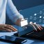 Person tippt auf Laptop mit schwebendem Interface aus Ordner- und Dokumentensymbolen.