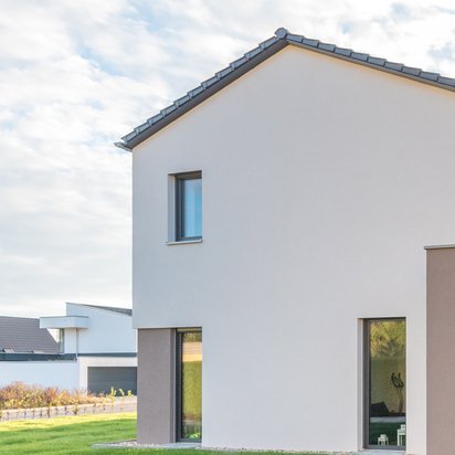 Weißes Einfamilienhaus Aufnahme einer seitlichen Front eines weißen Einfamilienhauses.