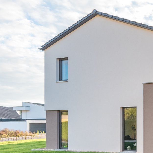 Weißes Einfamilienhaus Aufnahme einer seitlichen Front eines weißen Einfamilienhauses.