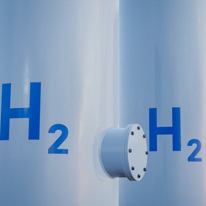 Drei moderne Wasserstofftanks sind bereit für erneuerbare Energien. Drei moderne Wasserstofftanks sind bereit für erneuerbare Energien