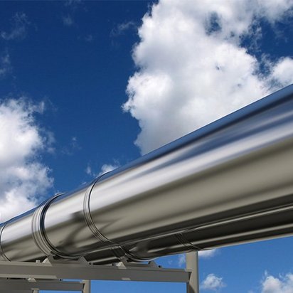 Pipeline Im Vordergrund zu sehen ist eine silbern glänzende Pipeline, im Hintergrund blauer Himmel mit wenigen weißen Wolken.
