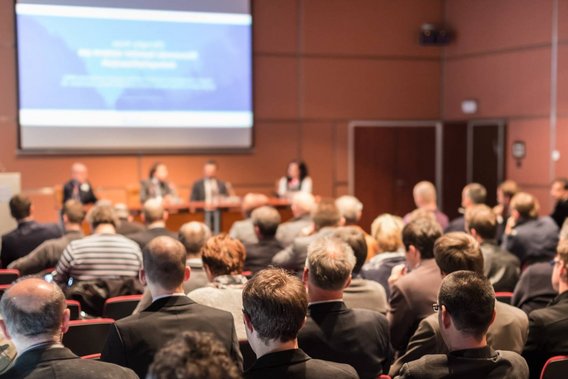11. Symposium Lagerung und Transport radioaktiver Stoffe Blick in den Konferenzsaal mit Teilnehmenden und Podiumsdiskussion beim Symposium zur Lagerung und zum Transport radioaktiver Stoffe.