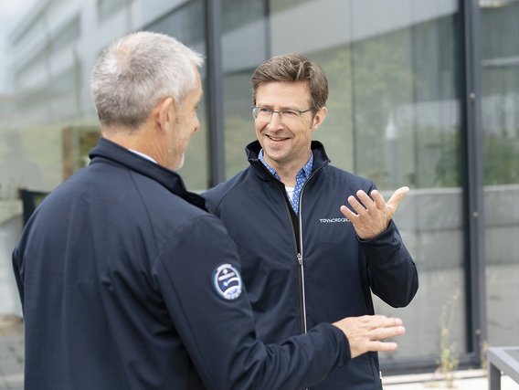 Zwei Mitarbeitende von TÜV NORD sprechen über Themen rund um Zertifizierung Zwei Mitarbeitende von TÜV NORD sprechen über Themen rund um Zertifizierung