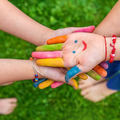 Symbolbild für Ok für Kids Zertifizierung Bund bemalte Kinderhände - Symbolbild für Kinderzufriendenheit