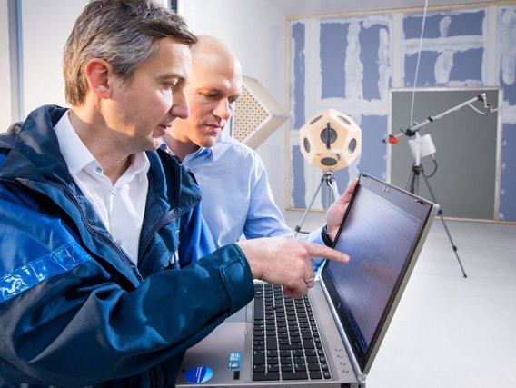 Sound data evaluation Two TÜV employees assess acoustic measurement results