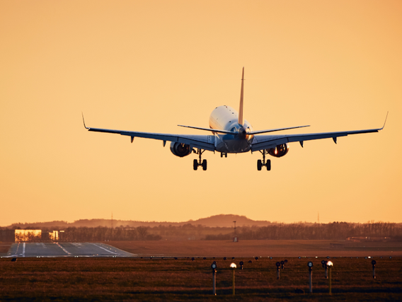 Ein Flugzeug landet sicher auf der Landebahn Ein Flugzeug landet sicher auf der Landebahn