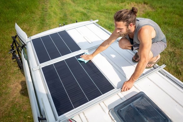 Solarpanel-Reinigung auf Wohnmobil für maximale Energieeffizienz Reinigung von Solarpanelen auf einem Wohnmobil