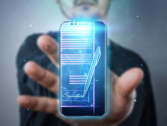 Hand hält Smartphone mit digitalem Dokument und Signatur-Symbol.