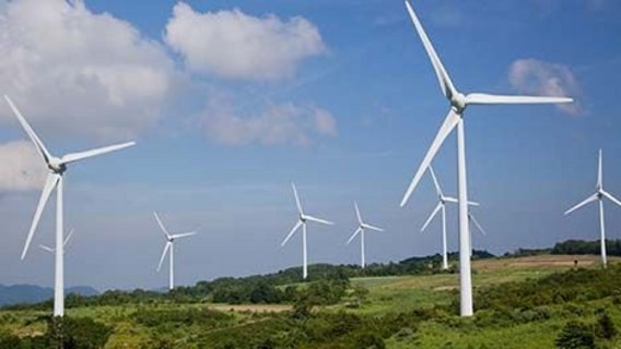 Windenergieanlagen Das Bild zeigt mehrere Windenergieanlagen, die in einer hügeligen Landschaft stehen.