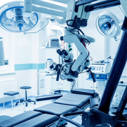 Operationsmikroskop in einem Krankenhaus-OP-Saal Operationsmikroskop in einem Krankenhaus-OP-Saal