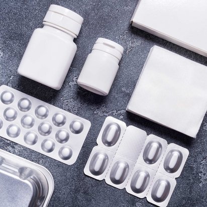 Blisterpackungen und andere Verpackungen von Arnzneimitteln ISO 15378 Zertifizierung - Medikamentenverpackungen ohne Beschriftung als Blisterpackungen und als Kunststoffbehälter