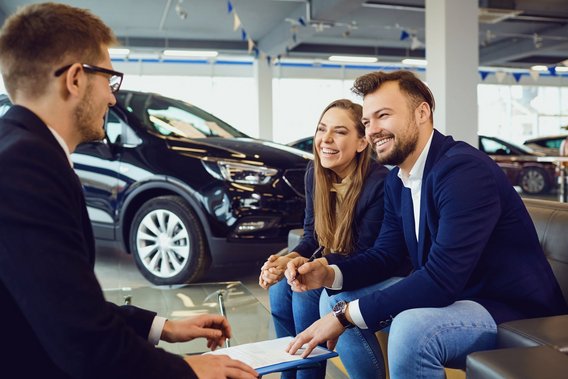 Beratungsgespräch im Autohaus Beratungsgespräch im Autohaus